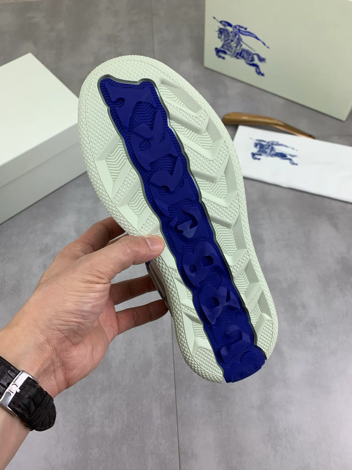 Factory price P580 [BURBERRY] Burberry - High-end quality original order (couples 🧑‍🤝‍🧑 style) - Upper: imported 🔝 original material - Lining: cowhide lining, feet; water-dyed cowhide - Outsole: ultra-light TPR rubber; two-color molded outsole - Ultra-high quality control, fine workmanship: highlighted (high-end, extravagance, grade) -Size: 35-46 (male 38 46 Female 35 40 Customized)·Color: 5️⃣colors available